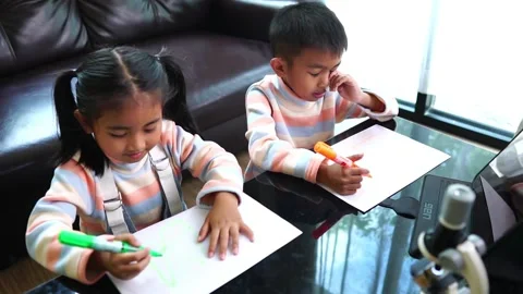 Children with school work from home. Working from home during the Corona Virus p 库存影片 221179939