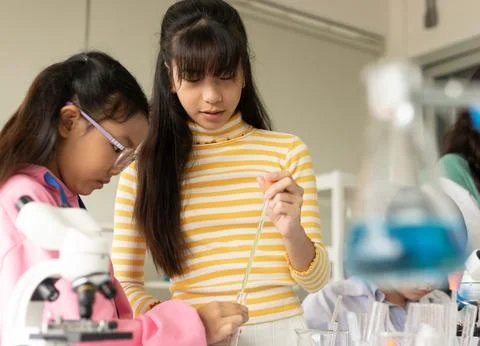 Children scientist doing science experiment test with chemistry in a labora.. Stock Photos