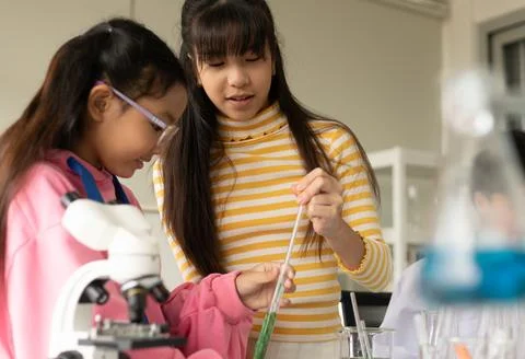 Children scientist doing science experiment test with chemistry in a labora.. Stock Photos