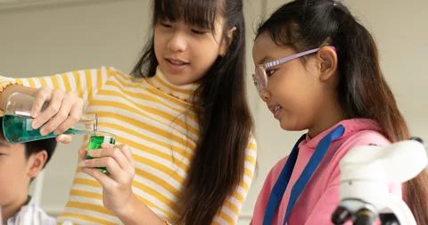 Children scientist doing science experiment test with chemistry in a labora.. Stock Photos
