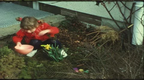 Children searching easter eggs (Vintage 8 mm amateur film) 库存影片 8848877