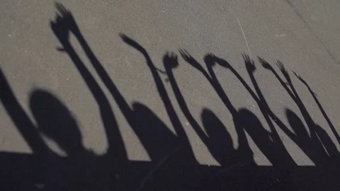 Children shadows waving Vidéo 76970794