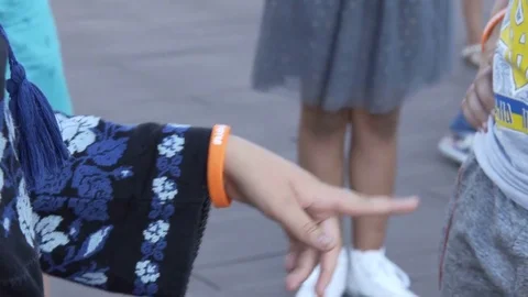 Children shake hands with each other Видео 78909473