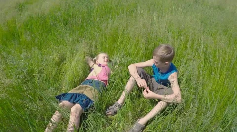 Children sit on the grass. Stock-Footage 51401618