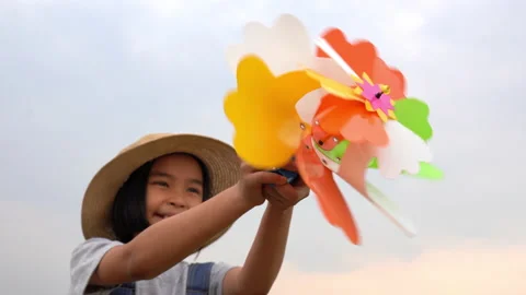 Children smile and playing windmill on sunset nature background Vídeos de archivo 179626020