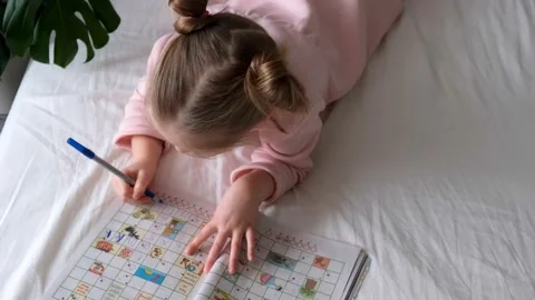 Children solves crossword Vidéo 170745535