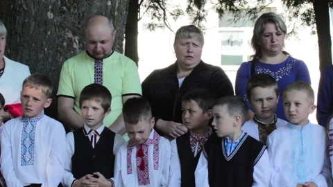 Children stand at the school bell Vidéo 236835471