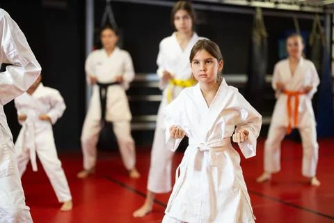 Children students repeat position and perform sequence of punches and painful Foto stock