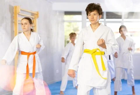 Children students repeat position and perform sequence of punches and painful Foto stock