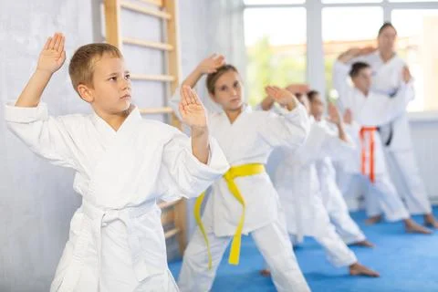 Children students repeat position and perform sequence of punches and painful Foto stock