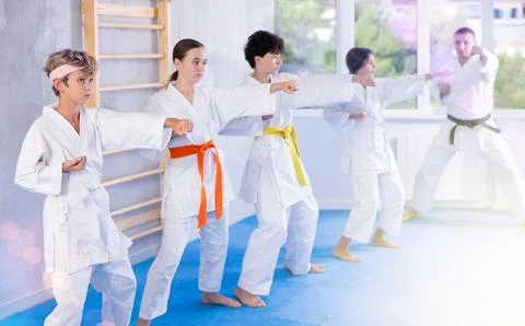 Children students repeat position and perform sequence of punches and painful Foto stock