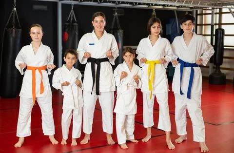 Children students repeat position and perform sequence of punches and painful Foto stock