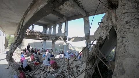 Children study inside a school destroyed by war in Yemen, Taiz Stock Footage 160209131