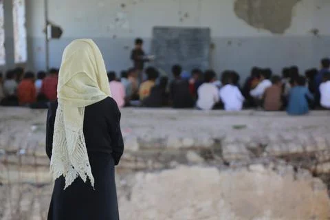 Children studying inside a destroyed school in Yemen Stock Photos