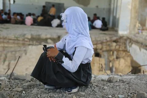 Children studying inside a destroyed school in Yemen Stock Photos
