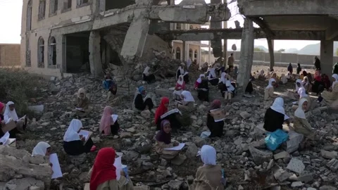 Children studying in a school destroyed by the war in Yemen Vídeo Stock 159420319