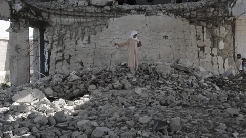 Children studying in a school destroyed by the war in Yemen Stock Footage 159430780