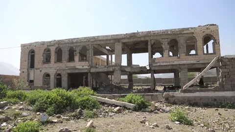 Children studying in a school destroyed by the war in Yemen Vídeo Stock 160576473