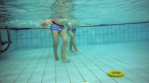 Children at a swimming pool Stockbeeldmateriaal 11859478