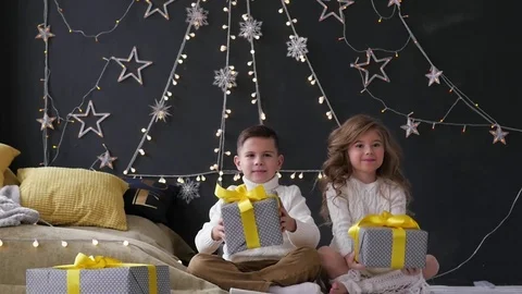 Children throw Christmas presents 库存影片 85132110