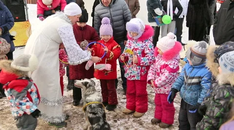 Children throw a ring on the head of trained dog Stock Footage 44420395