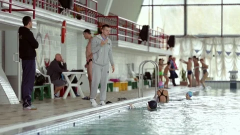 Children training in swimming pool Vidéo 89803053