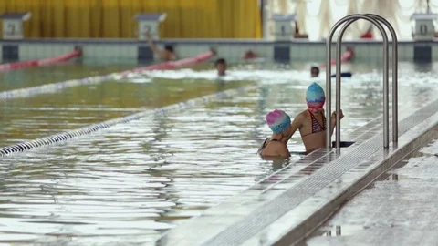 Children training in swimming pool Vidéo 89803112