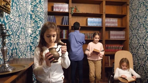 Children try to solve the puzzle to get out of the quest room 動画素材 163198982