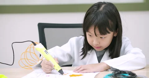 Children using 3d drawing pen in the classroom. Stock Footage 154698810