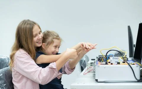Children using the hand robot technology and having fun Learning the elect... Stock-Fotos