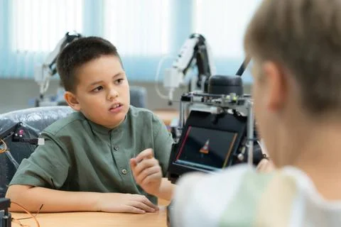 Children using the hand robot technology, Students are studying technology... Stock-Fotos