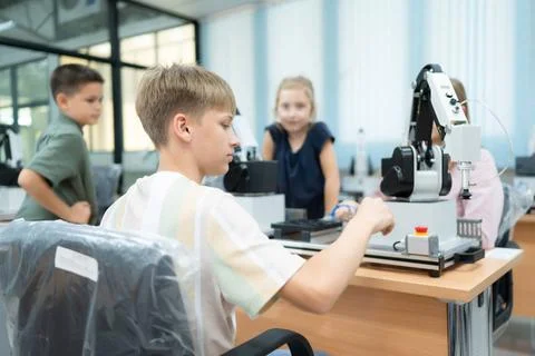 Children using the hand robot technology, Students are studying technology... Stock-Fotos