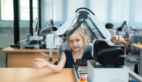 Children using the hand robot technology, Students are studying technology... Stock-Fotos