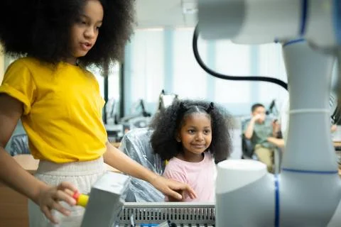 Children using the hand robot technology, Students are studying technology... Stock-Fotos