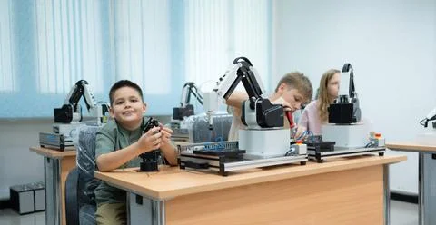 Children using the hand robot technology, Students are studying technology... Stock-Fotos