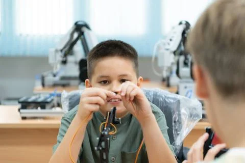 Children using the hand robot technology, Students are studying technology... Stock-Fotos