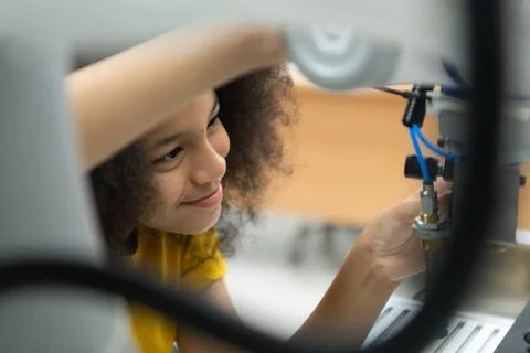 Children using the hand robot technology, Students are studying technology... Stock-Fotos