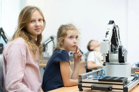 Children using the hand robot technology and having fun Learning the elect... Stock-Fotos