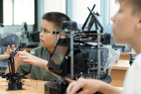 Children using the hand robot technology, Students are studying technology... Stock-Fotos