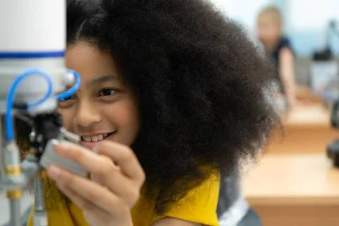 Children using the hand robot technology, Students are studying technology... Stock-Fotos