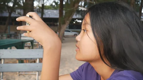 Children to using smart phone out door Vidéo 61244186