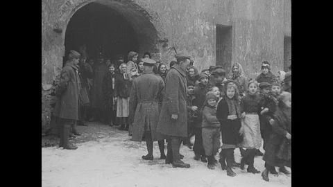 Children wait in the snow for food from soup kitchen, Berlin Stock Footage 109552953