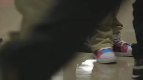 Children walking through Gilmartin Elementary school hallway 库存影片 304371704