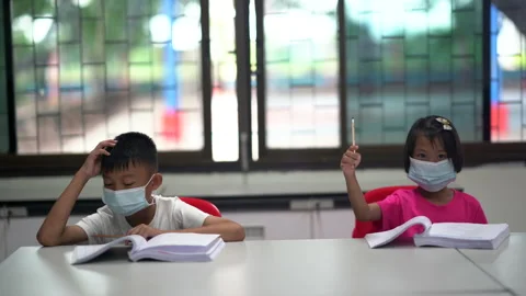 Children wearing mask and learning in classroom of school Vídeo Stock 139690923
