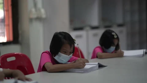 Children wearing mask and learning in classroom of school 库存影片 140116862