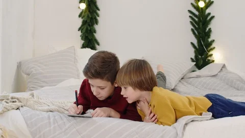 Children write a letter to Santa 動画素材 120593437