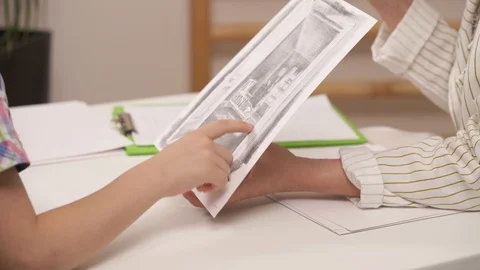 Children's apperception test. Little male patient describes the picture. Stock Footage 113946643