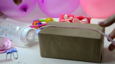 Childrens birthday. Table decorations, balloons, treats, juice and gifts 库存影片 153920669