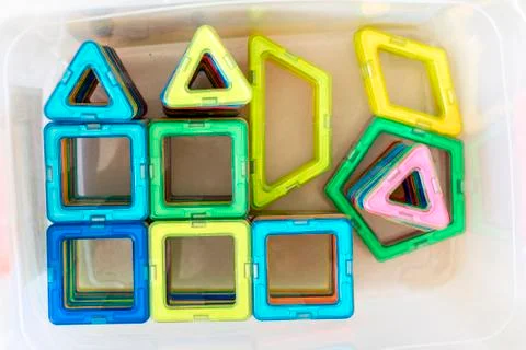 Children's constructor on magnets. Triangle, square. study of figures Foto stock