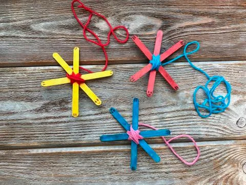 Children's craft, how to make a turtle, on sticks to wind yarn Stock-Fotos